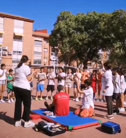 AreaUnoArrixaca's tweet photo. 🖐️🏽👦🏽La enfermera comunitaria escolar del C.S de El Palmar organiza con los niños y niñas de 4° del colegio Ciudad de la Paz @ceipnslapazmu, un taller de RCP coincidiendo con el día del Paro Cardíaco #salvarunavida
@MariaSolAgust2 https://t.co/MYHsUbnK7z