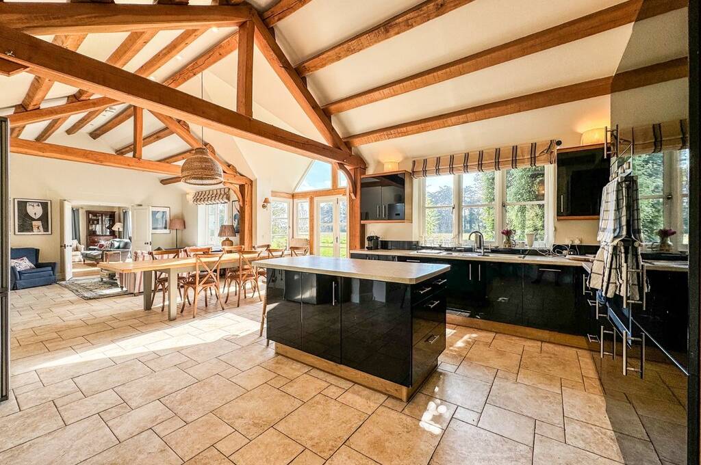 TodAnsteeProp's tweet photo. This exceptional semi-rural family #property, situated within stunning grounds, between #Itchenor and #WestWittering, is available to rent. ⭐️⁠ .⁠ #lettings #propertytorent #todanstee https://t.co/Fx2gcfn87C https://t.co/izepQKd0l6