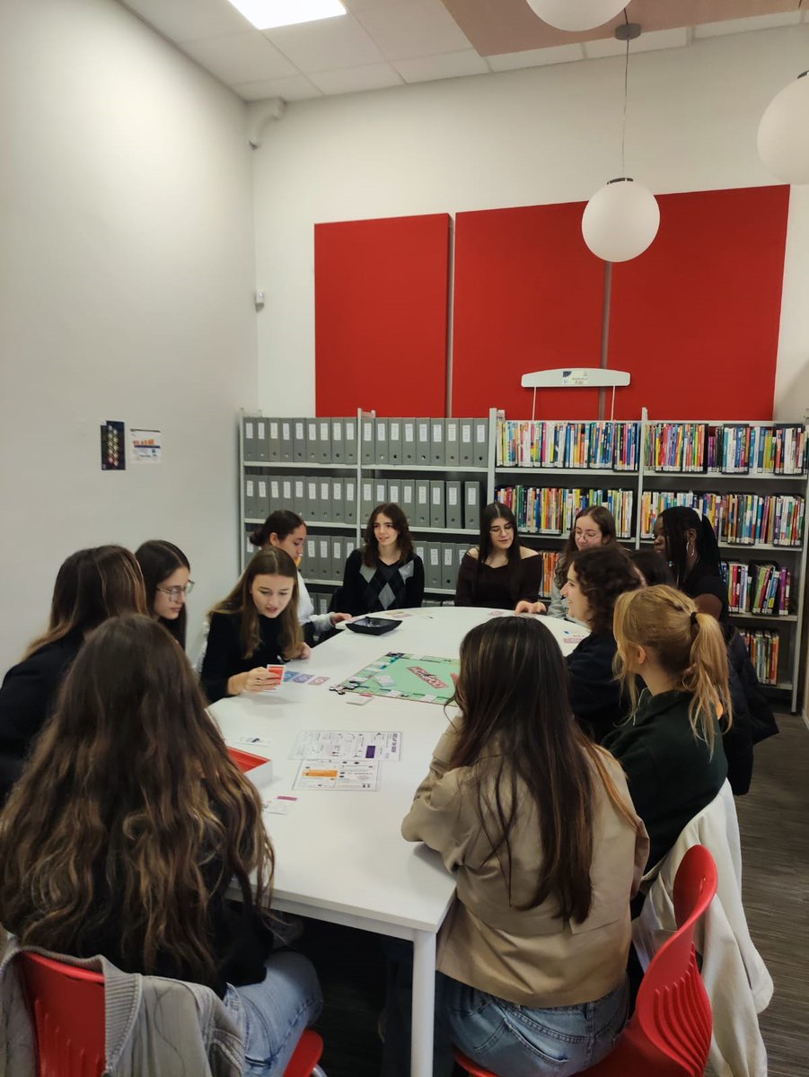 cdijean23's tweet photo. Les T Spé SES jouent au "Monopoly des inégalités" dont les règles reflètent inégalités et discriminations de la société. Ils découvrent comment elles s’appliquent en fonction de son sexe, son âge, sa couleur de peau, sa catégorie sociale, son handicap… 
@Obs_ineg @JeanXXIIIMetz https://t.co/A5hxcXJQgC