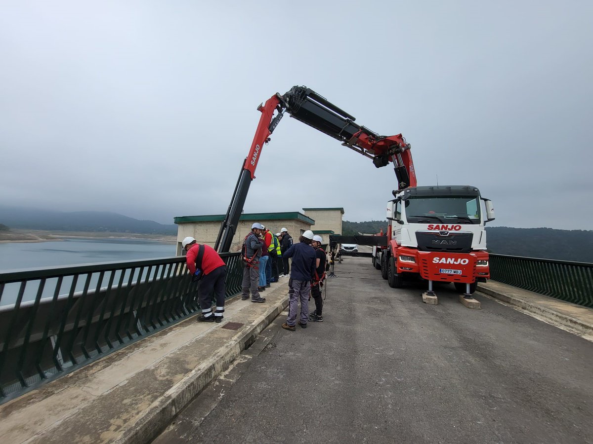 aigua_cat's tweet photo. 💦@aigua_cat fa tasques de millora i manteniment a la presa de #Darnius #Boadella.
📌Aprofitant el baix volum de l'embassament, s'està renovant la pintura de les comportes del sobreeixidor, el canvi de gomes d'estanqueïtat i inspecció de l'estructura metàl·lica de la comporta. https://t.co/aVlMB4KqEN