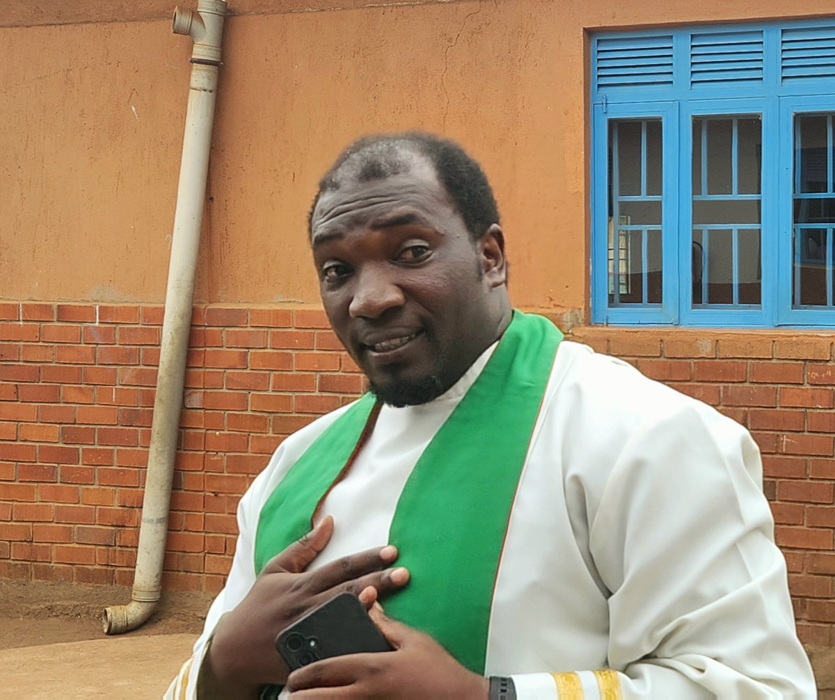 coufamilytv's tweet image. The clergy team headed by Reverend Simon Peter Dembe Lya Yesu is being escorted to the Little Muheji dedication service. ⛪️ #Dedication #dedicationservice