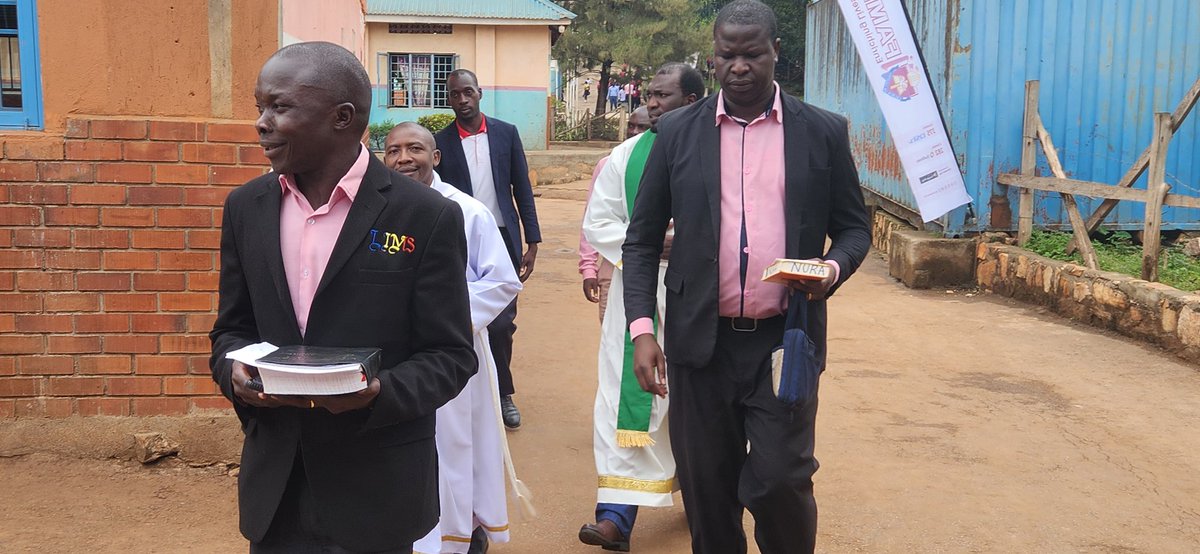 coufamilytv's tweet image. The clergy team headed by Reverend Simon Peter Dembe Lya Yesu is being escorted to the Little Muheji dedication service. ⛪️ #Dedication #dedicationservice