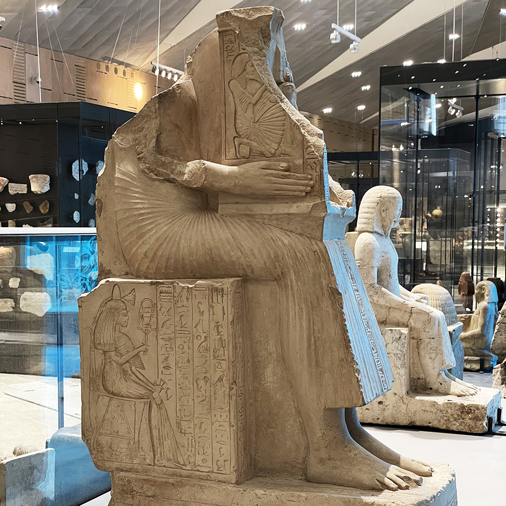 GemSusanna's tweet photo. There are clear visitor pathways through each gallery, and because the #MainGalleries are so large (#GEM is enormous), beautifully lit objects are given space to breathe.
#GrandEgyptianMuseum https://t.co/VACeYc1Cdr