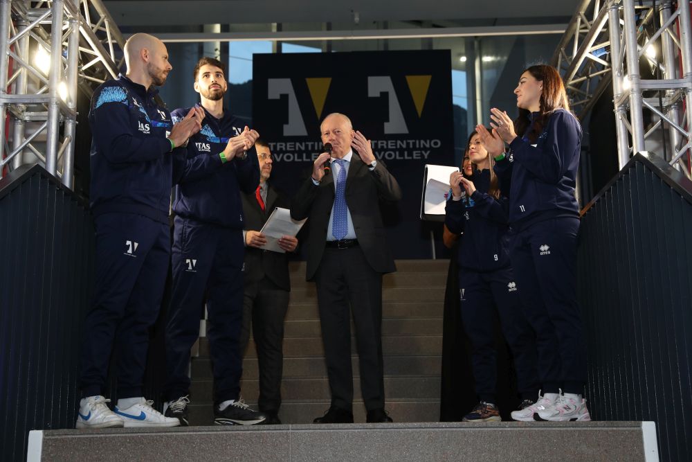 Volleyball_it's tweet photo. 🏐🎤 Trento: Da Re sfida la sua "ex" Modena. "Unica piazza dove non ho vinto, nostalgia no, ma resta il rammarico"
#VolleyballIT #Superlega #Pallavolo #Modena #Trento #BrunoDaRe #topmanager
🔎 https://t.co/QLomM2vLQA https://t.co/83bccqqTnc