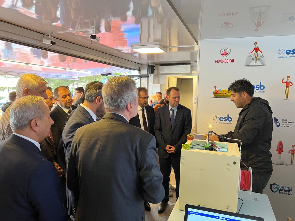 gitresmi's tweet image. Karabükte gerçekleştirilen Ulusal staj programı geleneksel kariyer buluşmasında Karabük Belediye Başkanı Sn.Özkan Çetinkaya , Vali yardımcısı Sn.Mustafa Şahin ve Karabük İl Millî Eğitim Müdürü Sn.Nevzat AKBAŞ Güvenli internet tırımızı ziyaret etti. #güvenliinternet #karabük