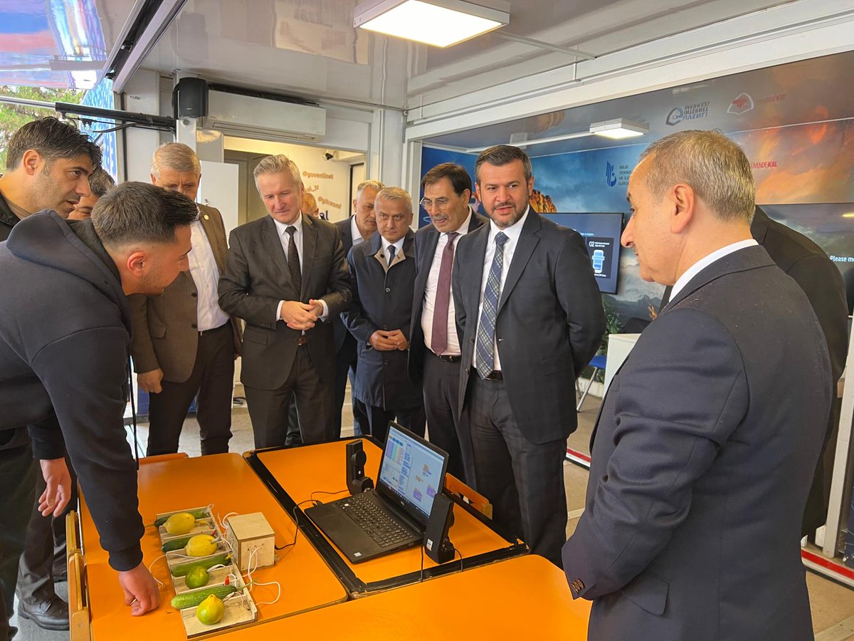 gitresmi's tweet image. Karabükte gerçekleştirilen Ulusal staj programı geleneksel kariyer buluşmasında Karabük Belediye Başkanı Sn.Özkan Çetinkaya , Vali yardımcısı Sn.Mustafa Şahin ve Karabük İl Millî Eğitim Müdürü Sn.Nevzat AKBAŞ Güvenli internet tırımızı ziyaret etti. #güvenliinternet #karabük