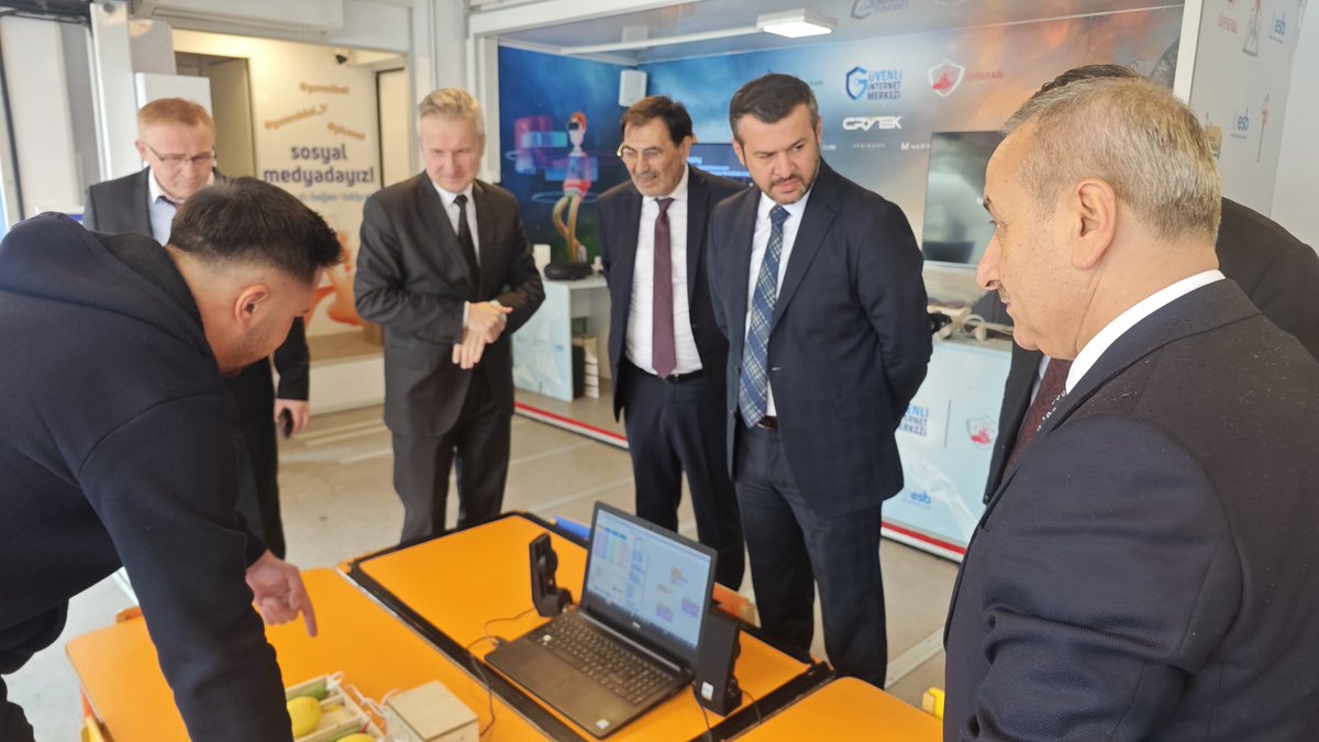 gitresmi's tweet image. Karabükte gerçekleştirilen Ulusal staj programı geleneksel kariyer buluşmasında Karabük Belediye Başkanı Sn.Özkan Çetinkaya , Vali yardımcısı Sn.Mustafa Şahin ve Karabük İl Millî Eğitim Müdürü Sn.Nevzat AKBAŞ Güvenli internet tırımızı ziyaret etti. #güvenliinternet #karabük