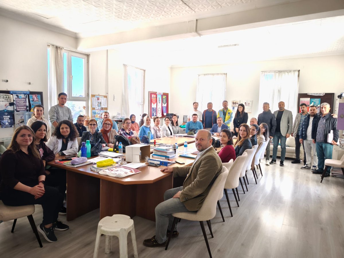 Malkara_Ataturk's tweet photo. İlçe Milli Eğitim Müdürümüz Sn. Ali SARAÇ Okulumuza ziyarette bulunarak öğretmenlere yönelik "T��rkiye Yüzyılı Maarif Modeli" ile ilgili bilgilendirme toplantısı yaptı. https://t.co/p3rm9aotl9