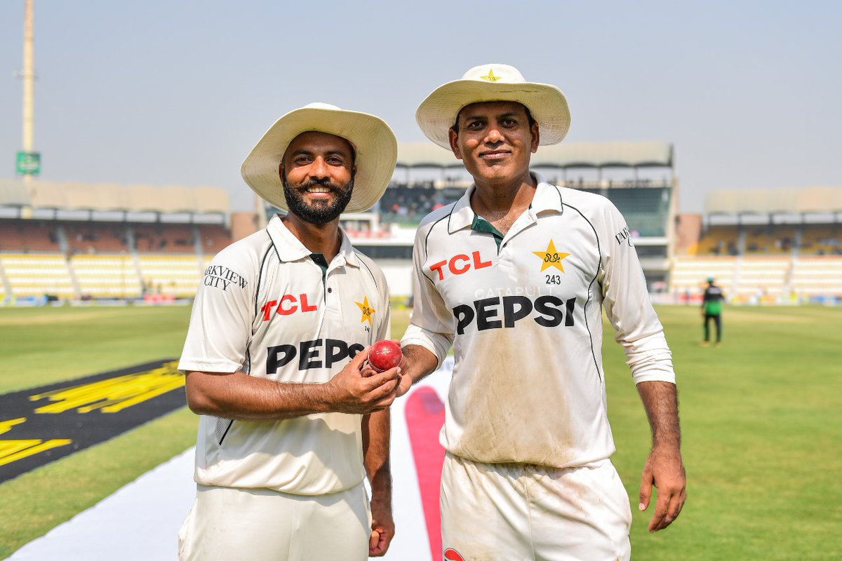_awaisMohammad's tweet photo. Karan 😍Arjun 

#PAKvsENG https://t.co/os9qeoILAX