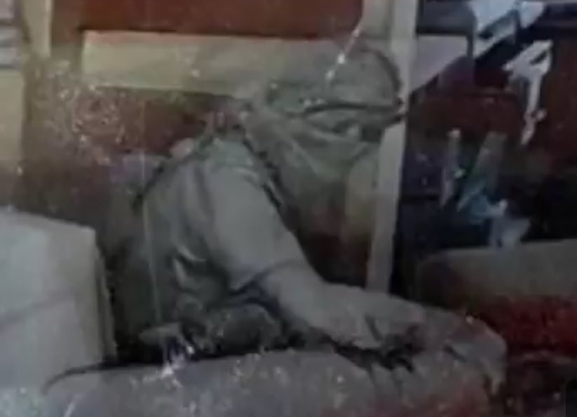 هذهِ الصورة يجب ان توضح وتُخلد كصور جيفارا…

 قف شامخا مثل المآذن طولا
و إبعث رصاصك وابلا سجّيلا

مزّق به زمر الغزاة أذقهم
طعم المنون على يدي عزريلا

#السنوار_ايقونة_الشجاعة 
#السنوار_شهيد_الأمة 
#السنوار