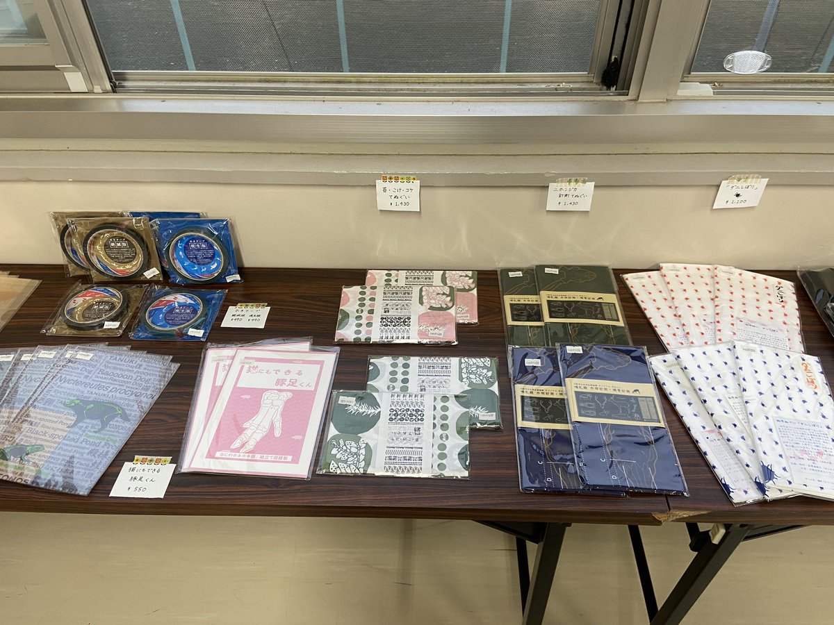 sizensi's tweet photo. 【宣伝】
岩手大学の不来方祭で自然史探偵団も展示・販売を行います

今回は自然史探偵団の商品だけでなく、
「なにわホネホネ団」さん、「大阪市立自然史博物館」さんの商品も販売をしています！

普段買うことのできない、鯨柄のステッカーやメスの柄、ダニ柄のおしぼりなどあるので皆さん来てね⭐️ https://t.co/YEqSforfkI