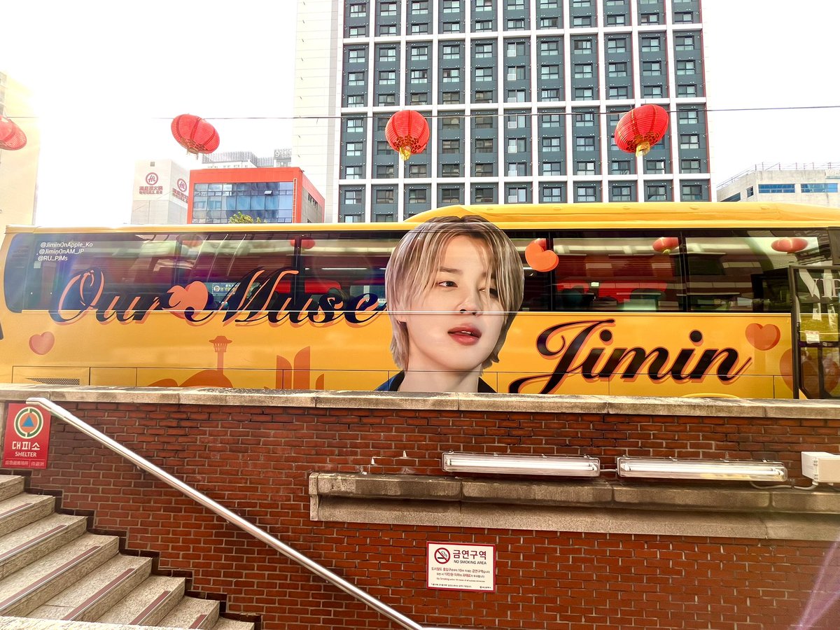 JIMIN613ami13's tweet photo. 何度もジミンバスの📮したのに反対車線からしか撮れない左側の写真は載せていなかったことに気が付きました😅
せっかくの素敵なラッピングバスをご準備下さったので全方位お載せしなくては…と今頃ですが🙏💦
#BUSANJIMINBUS
#釜山ジミンバス
#HappyJiminDay https://t.co/LxJqs53LCW