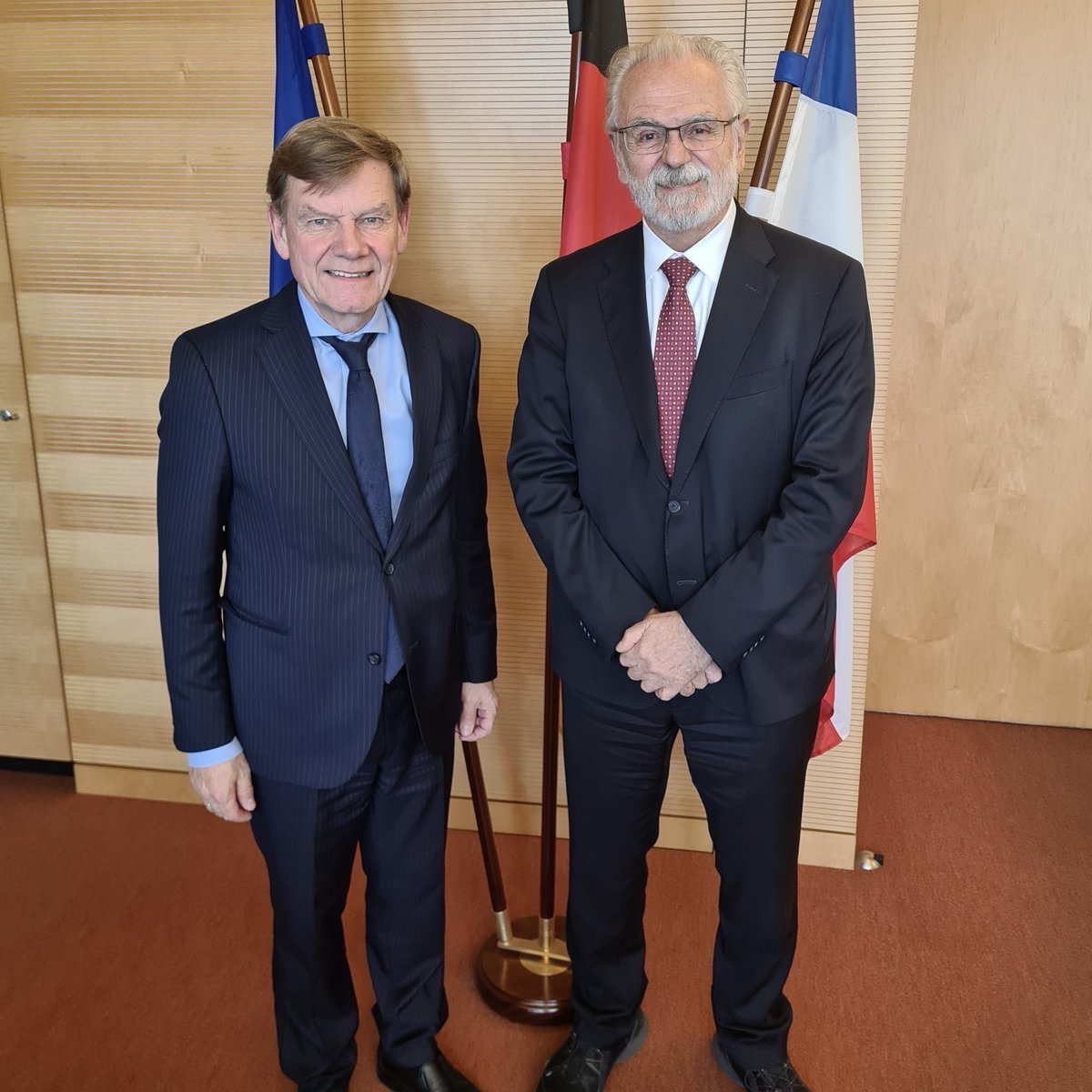 Thank you to the Ambassador of 🇧🇷, HE Roberto Jaguaribe, for an open and comprehensive discussion about 🇩🇪-🇧🇷 relations and global issues. There is no doubt: Germany and Brazil, the EU and Latin America have to work closer together and listen to each other with more attention.