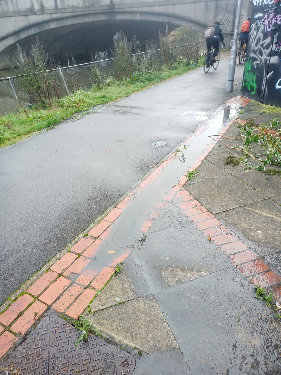 realnutteruk's tweet photo. @thameswater Sewage leak, Kennet towpath, Reading.. What Three Words location is ///clues.life.moth.  It's draining into the canal! https://t.co/7kfXMvynWd