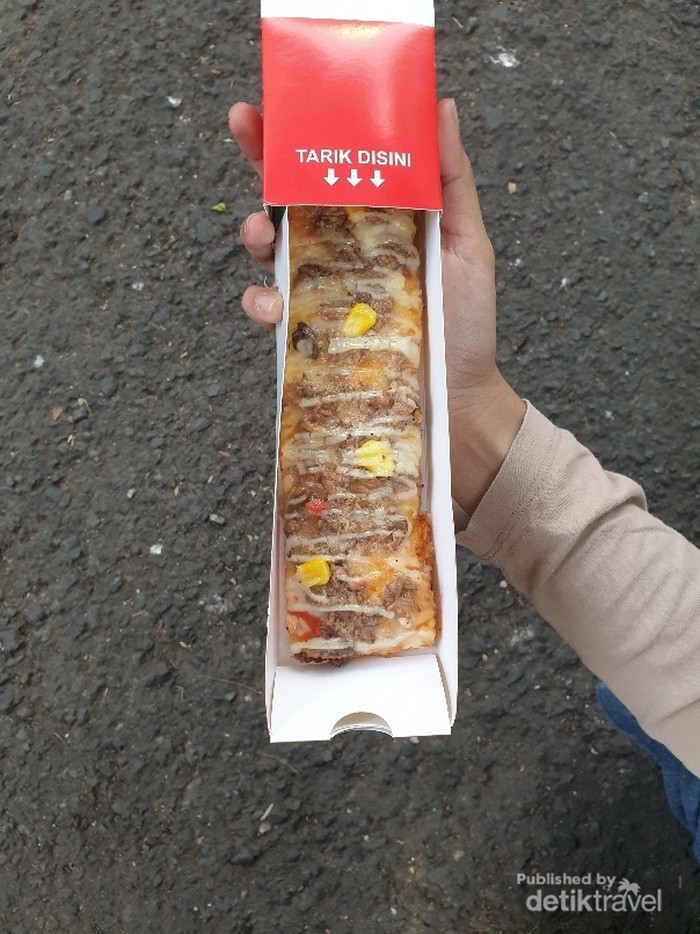 detikTravel's tweet photo. #Foto Tidak bulat! Intip Pizza unik dari Bandung, dengan bentuk mini 25 Cm saja! Siapa yang pernah coba?
>> https://t.co/Fncf6zhA1c
Foto: M. Farhan Sayyid Helmi
#detikTravel #Pizza #miniPizza #bandung #wisatakuliner https://t.co/aCdJEBFk6e
