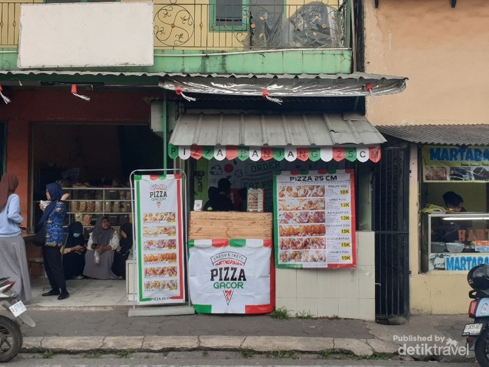 detikTravel's tweet photo. #Foto Tidak bulat! Intip Pizza unik dari Bandung, dengan bentuk mini 25 Cm saja! Siapa yang pernah coba?
>> https://t.co/Fncf6zhA1c
Foto: M. Farhan Sayyid Helmi
#detikTravel #Pizza #miniPizza #bandung #wisatakuliner https://t.co/aCdJEBFk6e