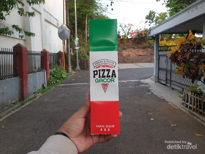 detikTravel's tweet photo. #Foto Tidak bulat! Intip Pizza unik dari Bandung, dengan bentuk mini 25 Cm saja! Siapa yang pernah coba?
>> https://t.co/Fncf6zhA1c
Foto: M. Farhan Sayyid Helmi
#detikTravel #Pizza #miniPizza #bandung #wisatakuliner https://t.co/aCdJEBFk6e