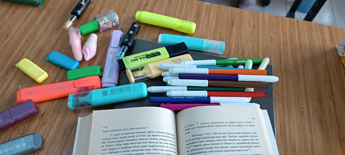 Okuduğum kitapta bir cümlenin altını çizmek için öğrencilerden bir adet fosforlu kalem istemişliğim