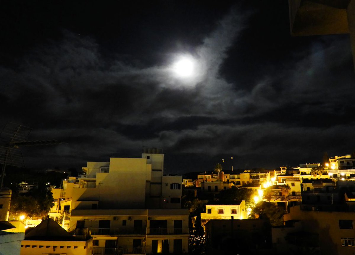 EA6VQ's tweet photo. Moonset this morning in El Terreno (Palma) https://t.co/XqRF0wSG9O