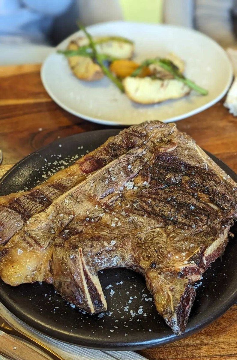 Nuestra brasa, lista para deleitarte con productos como este:

➡️Chuletón de vaca "Minhota" con 50 días de maduración 

👉Reserva mesa online en la web o teléfono 626219401
buryrestaurante.com
#Buryrestaurante #Bury #BañosdelaEncina  #Jaen #castillobañosdelaencina