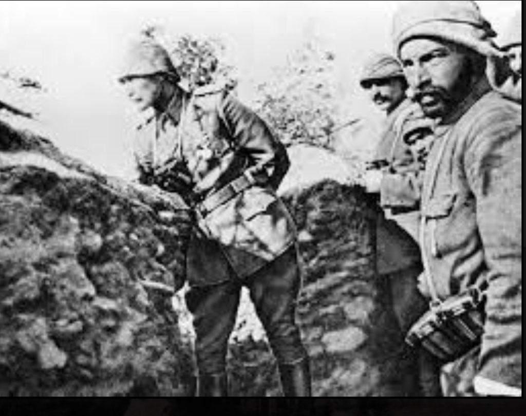 MuratYildiz_MY1's tweet photo. Özgür Özel'e ikazımdır !
Birinci çözüm sürecinde Kılıçdaroğlu "AKP'ye yeni kredi açıyoruz!" diyerek destek vermiş ve suça ortak olmuştur !
@eczozgurozel ;
Aynı hatayı yaparak tekrar suça ortak olmayın ! 
İlkinin kaybedeni AKP'den çok CHP oldu. Ordu bu yanlışı şehitler vererek düzeltti AKP sahiplendi CHP ihanete ortaklığı ile kaldı.
Oyuna gelmeyin...
Yol bellidir. AKP'nin baktığı yere değil Atamızın baktığı yere bakın !