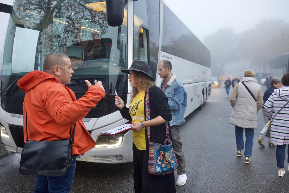 gemeenteheerlen's tweet photo. Op deze mistige ochtend zijn honderden Heerlenaren en Parkstedelingen onderweg naar Tilburg  om te protesteren bij het hoofdkantoor van zorgverzekeraar CZ. De boodschap is helder: Heerlen kan niet zonder een volwaardig ziekenhuis. De spoedeisende hulp, intensive care en het geboortecentrum moeten behouden blijven!