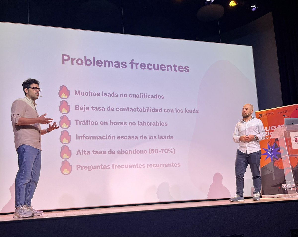 Segunda jornada de #AugacElche2024 con Daniel Aguilón y Enric Garre, de Serviceform, hablando de chatbots, WhatsApp y ChatGPT para universidades.