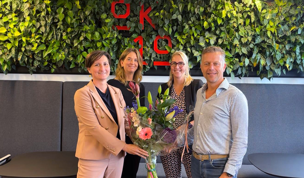 NLingenieurs verwelkomt met plezier en trots nieuw lid: Oostkracht10. Willemien Bosch en Marieke van Oppen verwelkomden hen met een mooie bos bloemen. Stef van der Zee en Sanda Dijkstra van Oostkracht10 namen de bloemen in ontvangst. #nieuwlid #NLingenieurs