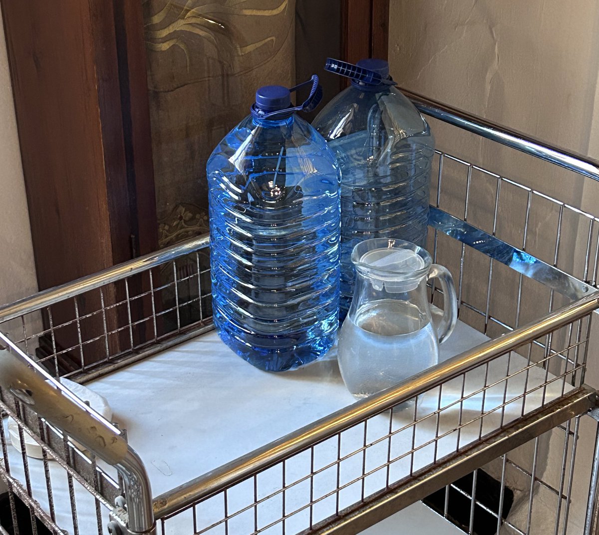 Una imagen vale más que mil palabras. 

Hoy, en el pleno extraordinario del Ayuntamiento de Mahón para tratar la crisis del agua.