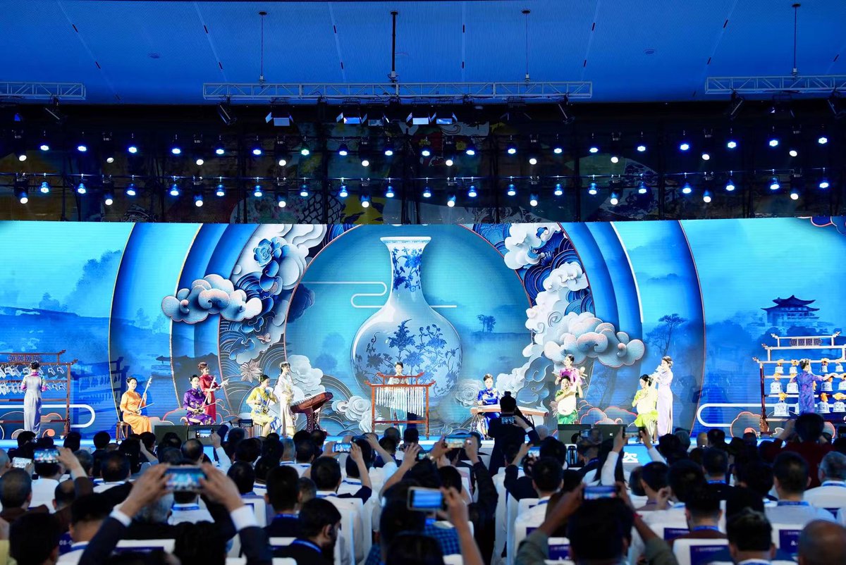 📍#2024CJICE

📣2024 China Jingdezhen International Ceramic Expo opened on October 18 in #Jingdezhen, a world-famous "#porcelain capital" in Jiangxi. This year's expo has an exhibition area of 140,000 square meters, with nearly 1,100 #enterprises attended. #MeetJiangxi