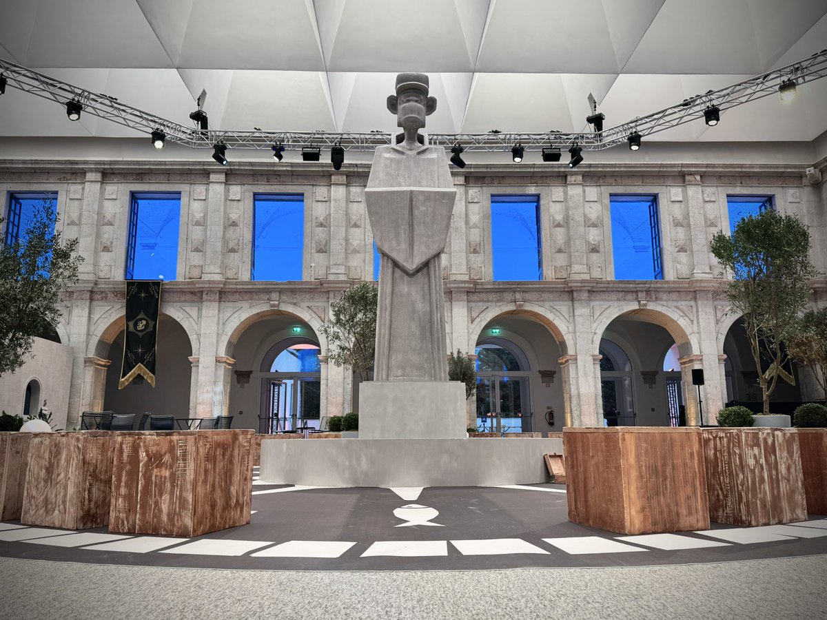 BoredApeYC's tweet photo. Real life has arrived. 

Doors are now open at ApeFest HQ. 

Apes in Lisbon can shop for merch and pickup at: https://t.co/3iCtolhWPD https://t.co/buJkfRkIDS