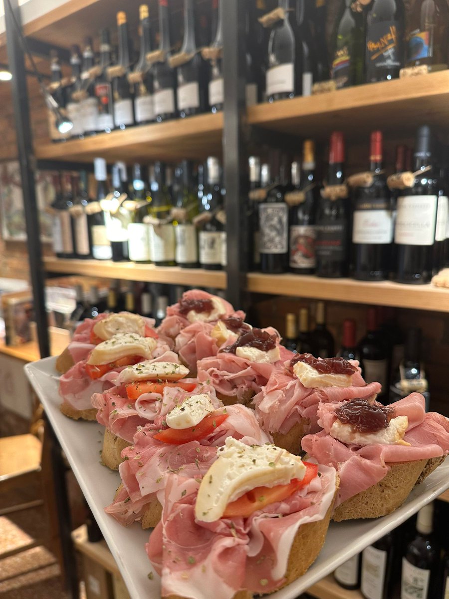 AziendeCantina's tweet photo. It's Monday, the perfect day to start the week with wine and cicchetti in Venice! Whether it's one glass or two, aperitivo here is always a good idea. 🍷🥂

#cantinaaziendeagricole
#CicchettiTime #VenetianWine #MondayInVenice
#Viniveneti #LunediAVenezia #aperitivoavenezia https://t.co/OZBD2nScvl