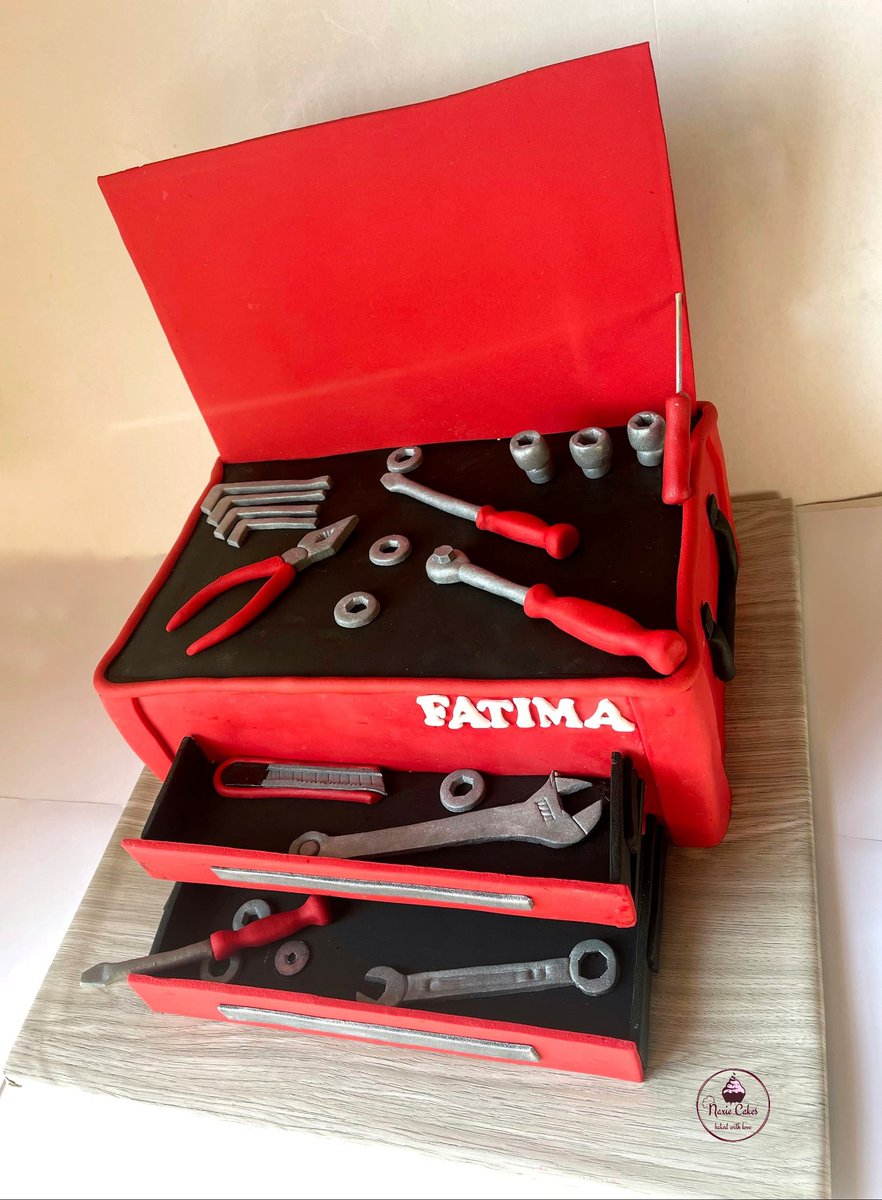 NaxieCakes's tweet photo. #ToolBoxCake 🔨🔧🪛🔩⚙🛠🎂
#NdebeleTwitter 
#TheBulawayoBaker 
#NaxieCakes https://t.co/9KORnZyT44