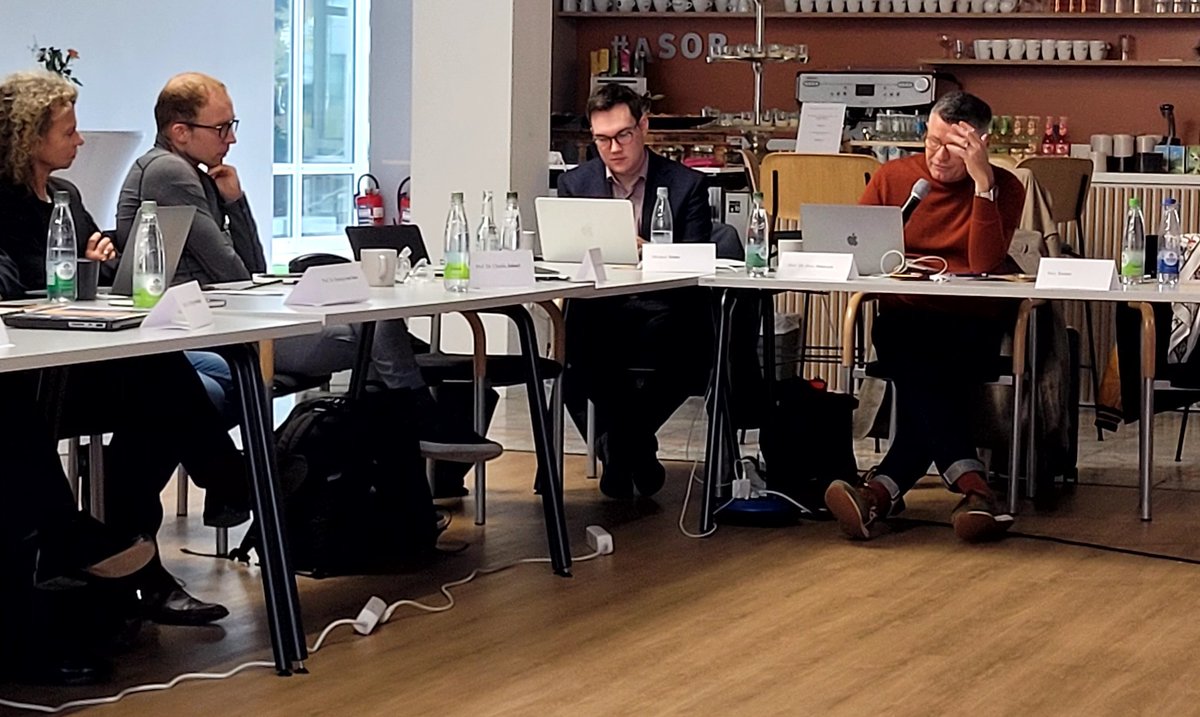 tetabato's tweet photo. Panel III: KI und Öffentlichkeit mit @BPrainsack Matthias Braun und @achdujeh
Symposium Grenzen der Vermittlung @just_ethics @UniFAU #dhip https://t.co/oiSNbkJ4Q2