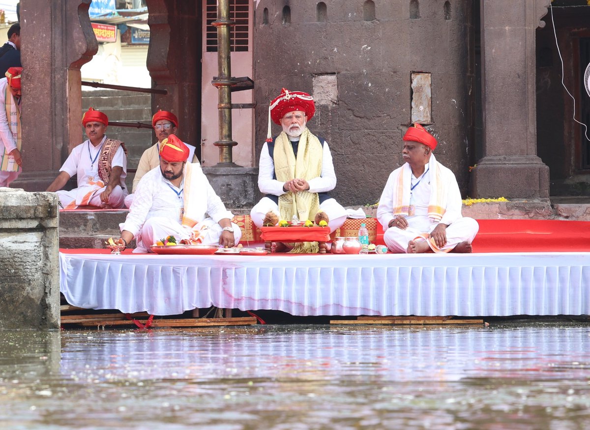 NaMoleague's tweet photo. NaMo performing Puja at Ramkund in Nashik, honoring tradition and culture. A true mark of a humble leader who respects every culture. 🙏🇮🇳 #NaMoLeague #NarendraModi #PMModi #MaharashtraElection2024  #Maharashtra  #CulturalRespect #LeadershipWithHumility https://t.co/AfnGi5DZGF