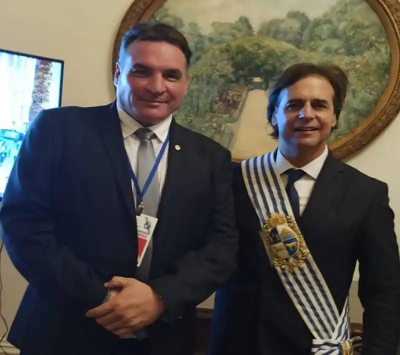 VirginiaRosami1's tweet photo. @Roberto94835651 @LuisLacallePou @RobertSilvaUy @GustavoZubia @camboue Este de mal votar https://t.co/32iMIudu6d