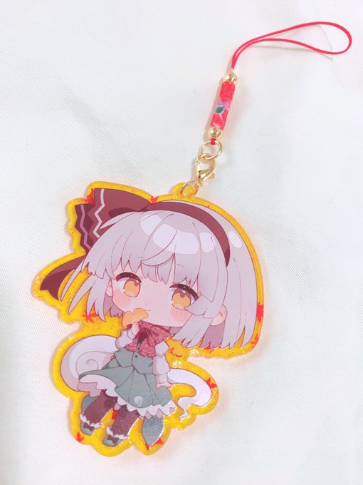 秋妖夢ちゃんアクキーの実物お写真です〜!!📷✨
秋らしいイエローのアクリルに紅葉とイチョウのフレークやラメが入ってキラキラしためちゃ可愛い仕様になっています!🍁
今回も特別パッケージでのお渡しとなります👌✨ 