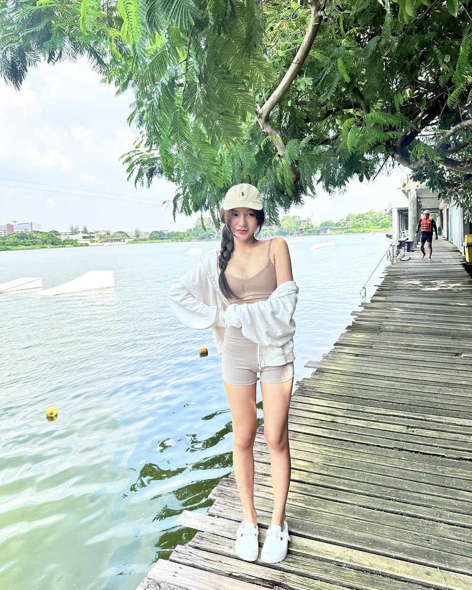 นั่งบนบอร์ดได้ละ เหลือนั่งบนตัก https://t.co/jGSvisURZ3
