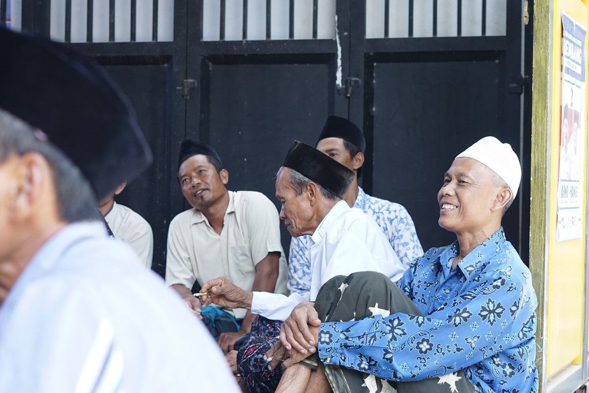 Konsolidasi dan doa bersama dengan para kiai dan relawan di Posko Pemenangan Kecamatan Pancur di Desa Karaskepoh, siang ini.