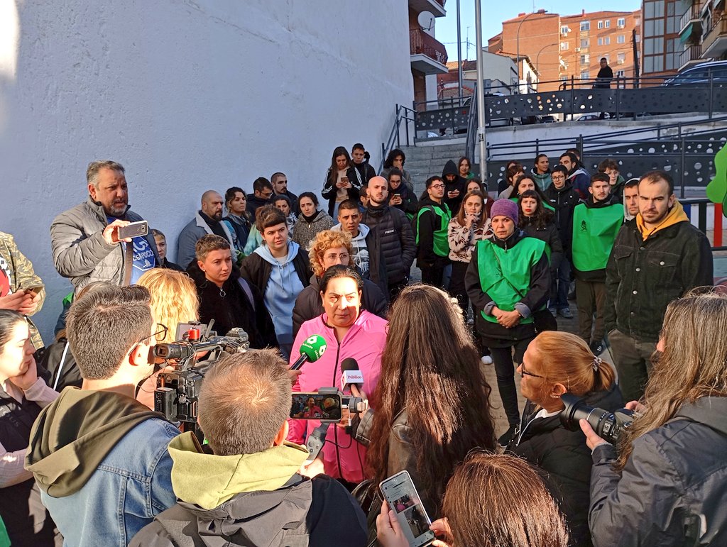 lavillanavk's tweet photo. DESAHUCIO PARADO pero solo hasta el 31 de octubre!

La lucha es el único camino! 
Los rentistas y su Estado no entienden otro lenguaje!

#PilarSeQueda Gracias @pahvallekas! https://t.co/DyxhjaXGZ6