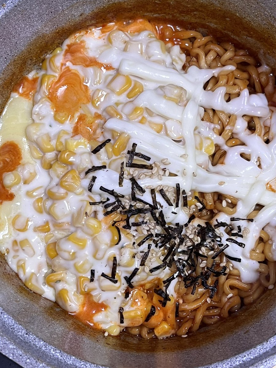 pasanzikjeon's tweet photo. Cu 콘치즈그라탕 사와서 불닭이랑 합체 시켰어요 너무 음란해요 https://t.co/RpEaLtL6vs