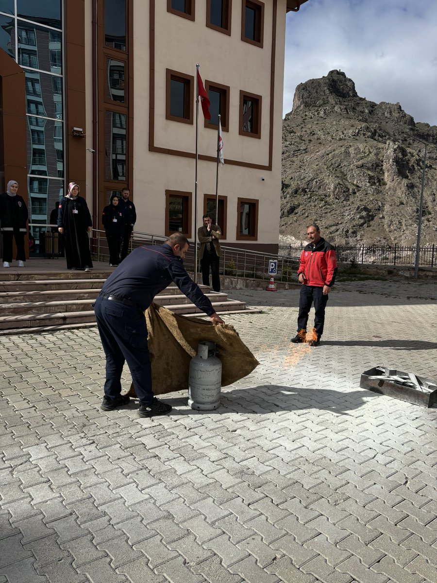 18.10.2024 tarihinde Gümüşhane Belediyesi İtfaiye Müdürlüğü ekiplerince muhtemel yangın durumlarında oluşabilecek zararı en aza indirmek ve personelimizin becerilerini artırmak amacıyla "Yangın Söndürme" eğitimi verilerek tatbikat yapıldı.