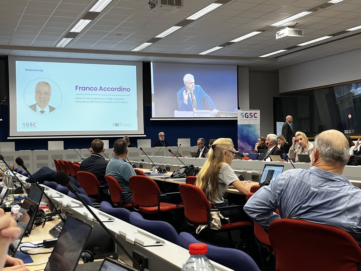 connecteuropex's tweet photo. We kick off the #5GSC Community Conference with @connectivityEU’s @francoaccordino presenting the #5GSC brochure with best practices &amp; use cases.

Today we will exchange in an intercative workshop with representatives from smart communities from all over Europe. https://t.co/Krl8BSgUJO