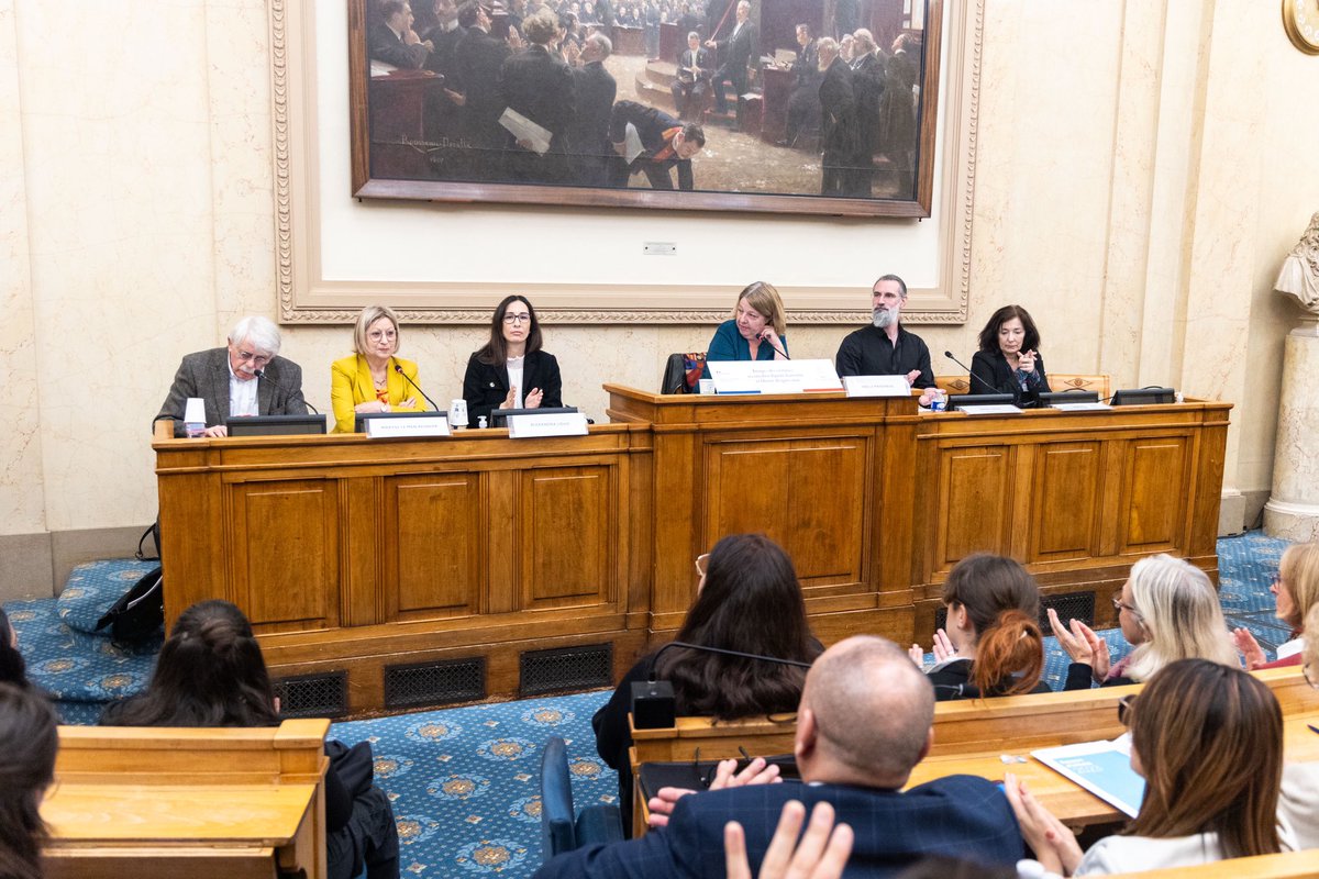 DIAVictimes's tweet photo. 🎞️Féminicide, terorisme, narcotrafic, violence routière…
Les images des victimes servent à mobiliser l’opinion.
Mais cela doit rester leur choix, leurs mots, leur moment.
Avant de diffuser leurs images, interrogeons-nous sur l’impact sur les victimes, leurs proches &amp; la société. https://t.co/7xL3hyfFIt