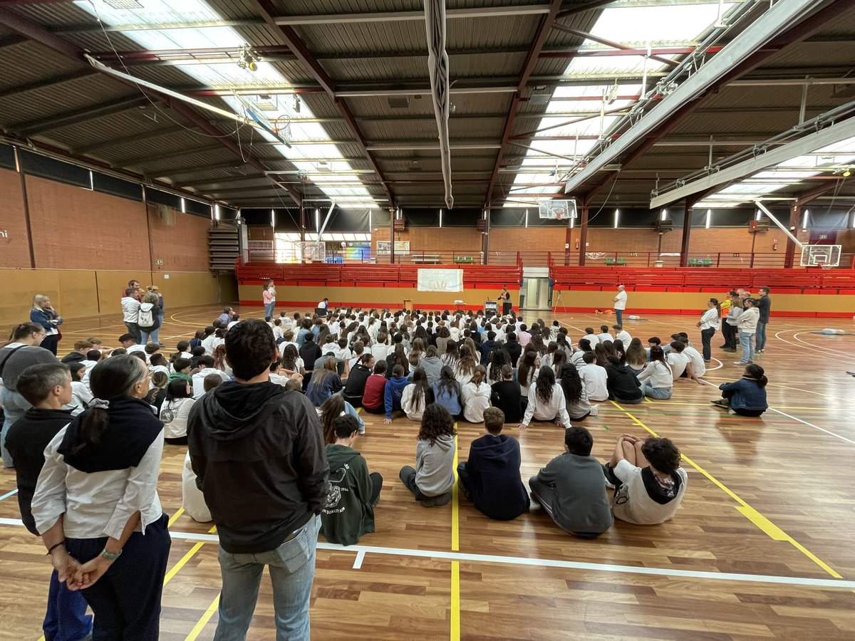 Avui al pavelló de <a href="/ajsantceloni/">Aj. de Sant Celoni</a> 10 anys del programa escolar de Suport Vital Bàsic. #suportvitalbasic <a href="/InsBaixMontseny/">Ins Baix Montseny</a> <a href="/suportvital/">Suport Vital Bàsic</a> <a href="/CanRecord/">Institut Can Record</a> @CdMSantCeloni #escolavallgorguina <a href="/escolamatagalls/">escolamatagalls</a> <a href="/EscolaJoanCasas/">Escola Joan Casas</a> 

Bona feina dels centres motor durant 10 anys portant el #SVBe