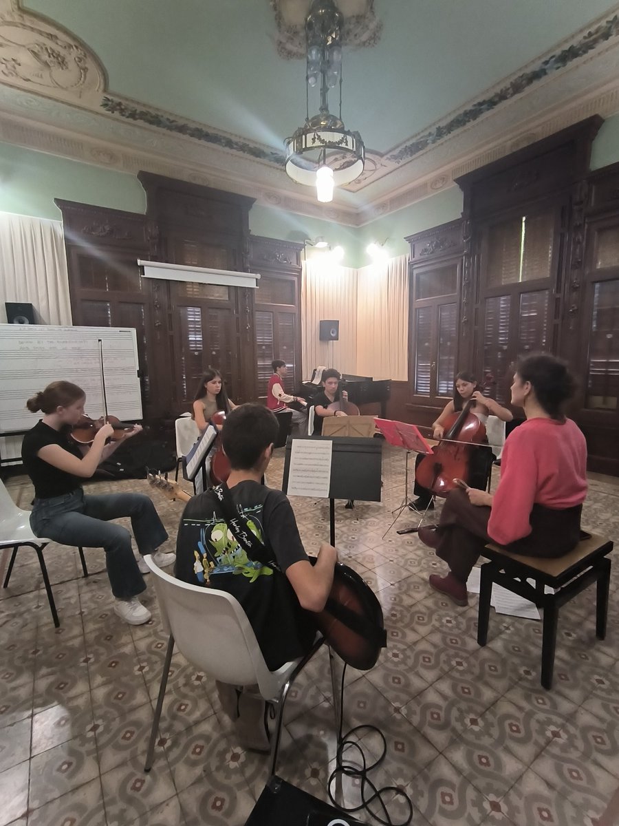La música de cambra és una de les assignatures optatives a nivell avançat.
Aquest sextet és molt original, amb violí, tres violoncels, piano i baix.
Aviat els podrem escoltar en directe.
#Vivimlamúsica!