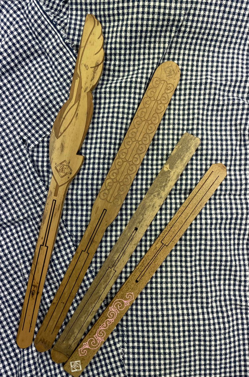 kushiro_museum's tweet photo. 【ミュージアムショップ】
ムックリ展開催にあたり、ムックリの鈴木様より、特別バージョンムックリ4種を入荷いたしました！明日（19日土曜）より販売開始です♬
通常販売している紐付きムックリとは異なり、弾くだけで音が鳴る簡単ムックリで、 https://t.co/EErlGA1AUC
