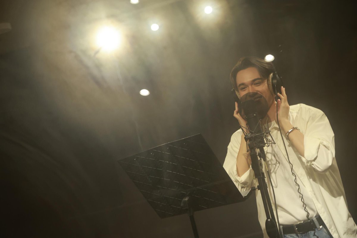 WEED_ENT's tweet photo. ละมุนเวอร์! “ไมกี้ ปณิธาน” โปรยเสน่ห์เสียงใส ใน MV เพลง “It had to be you”

#mikepanitan #ไมกี้ปณิธาน

​ทำเอามัมหมีหลงแล้วหลงอีก กับความขี้เล่น น่ารัก เจ้าเสน่ห์ของไอ้ต้าวลูกหมา “ไมกี้ ปณิธาน” กับสกิลการเล่นกีตาร์ร้องเพลงมัดใจแฟน ๆ ในละครหวานรักต้องห้าม EP.4 ที่ผ่านมา และเพื่อเป็นการตอบแทนกระแสตอบรับช่วงที่ผ่านมา ช่อง 3 จึงเตรียมปล่อยมิวสิกวิดีโอเวอร์ชันพิเศษของ เพลง “It had to be you” ที่ได้ “หนึ่ง ณรงค์วิทย์” มาควบคุมการผลิตเพลงนี้ด้วยตัวเองอย่างใกล้ชิด

​โดยบรรยากาศในวันบันทึกเสียงและถ่ายมิวสิกวิดีโอเต็มไปด้วยความสนุกสนาน ไมกี้ทำการบ้านมาอย่างเต็มที่ทำให้การบันทึกเสียงผ่านไปด้วยดีและรวดเร็ว รับประกันว่านอกจากเสียงอันไพเราะแล้ว แฟน ๆ จะได้เห็นทั้งมุมหล่อ มุมน่ารัก และความขี้เล่นของพระเอกหนุ่มคนนี้กันแบบจุใจ รวมถึงซีนหวาน ละมุนของ “คธา” (ไมกี้ ปณิธาน) และ “ผกามาลิน” (แมท ภีรนีย์) ที่ทำให้เข้าใจเลยว่าทำไมเขาถึงเลือกเพลง It had to be you มอบให้กับเธอ

​ซึ่งหนุ่ม ไมกี้ ก็ได้ถ่ายทอดความรู้สึกลงไปให้เพลงให้ฟังว่า “เป็นเพลงที่ผมได้ร้องในละคร เป็นเพลงที่เล่าเรื่องราวอะไรบางอย่างของความสัมพันธ์ตัวละครในเรื่องแล้วกัน มีความหมาย เป็นเพลงสากล อยากถ่ายทอดอารมณ์นี้ไปให้คนดูอย่างเต็มที่ แฟน ๆ ก็จะได้มาเห็นผมในวันที่ 19 ตุลาคมนี้นะครับ จะได้เห็นเสียงผมร้องเพลงฝรั่งสากล ก็มารอฟังกันได้ แล้วละลายจริงมั้ย ต้องมาลองฟังและคอมเมนต์ ผมรออ่านอยู่ แล้วก็จะได้เห็นในเวอร์ชันดีดกีต้าร์ให้ฟังด้วยนะครับ ยังไงก็อยากรอติดตามชมกันในวันที่ 19 ครับ กับเอ็มวี It had to be you กับหวานรักต้องห้ามครับ”

​สามารถรับชมมิวสิกวิดีโอ It had to be you (Cover) โดย Mikey Panitan ได้ในวันที่ 19 ตุลาคม เวลา 12.00 น. ทาง Youtube: Ch3Thailand Music และยังมีเซอร์ไพรส์รออยู่อีก รับประกันว่าถูกใจกันอย่างแน่นอน และติดตามชมละคร “หวานรักต้องห้าม” ได้ทุกวันจันทร์ – อังคาร เวลา 20.30 น. ทางช่อง 3 ดูทีวีกด 33 ดูมือถือกด 3Plus

Link ข่าว - รูปภาพเพิ่มเติม https://t.co/GTOCEl3kUI