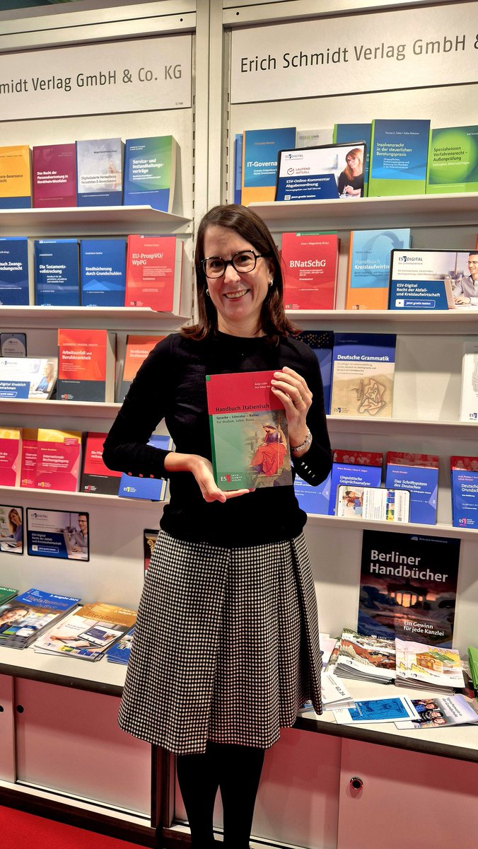Antje Lobin (@lobinantje) on Twitter photo Zum bald dritten Geburtstag des Herzensprojekts HANDBUCH ITALIENISCH: GRAZIE MILLE nochmals an alle Autorinnen und Autoren, an <a href="/ESV_Philologie/">Erich Schmidt Verlag</a>, <a href="/Villa_Vigoni/">Villa Vigoni</a> und <a href="/fbm24/">FBM</a> für die Aufnahme in Books on Italy im Ehrengast-Pavillon! Zum bald dritten Geburtstag des Herzensprojekts HANDBUCH ITALIENISCH: GRAZIE MILLE nochmals an alle Autorinnen und Autoren, an <a href="/ESV_Philologie/">Erich Schmidt Verlag</a>, <a href="/Villa_Vigoni/">Villa Vigoni</a> und <a href="/fbm24/">FBM</a> für die Aufnahme in Books on Italy im Ehrengast-Pavillon!