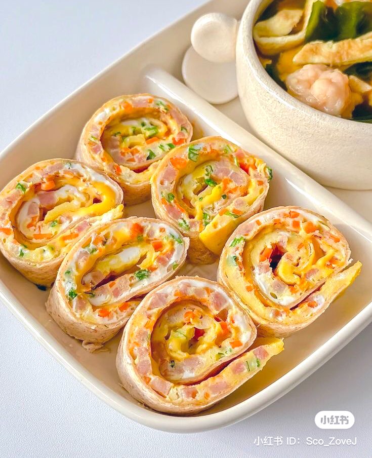 eatsimple_x's tweet image. Resep Simpel Korean Gyeran-mari (Egg Rolls) 🌮🍳🥕🍽️

Bahan :

• 3-4 butir telur
• 1/4 cangkir wortel, cincang halus
• 1/4 cangkir daun bawang, cincang halus
• 1/4 cangkir beef ham (opsional)
• 1/4 cangkir keju parut (opsional)
• 1/4 sendok teh garam
• Merica secukupnya
•…